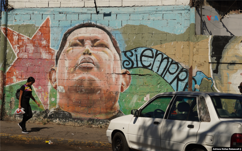  El rostro de Chávez frente a una de las terminales de transporte terrestre de Caracas. 