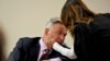 Aktori Alec Baldwin gjatë seancës gjyqësore së bashku me bashkëshorten Hilaria Baldwin