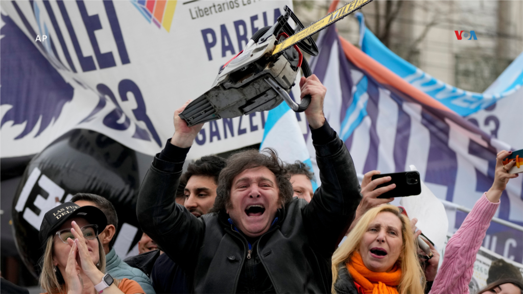  El aspirante presidencial Javier Milei utiliza una motosierra en en acto de campaña La Plata, Argentina, el 12 de septiembre de 2023. Milei ganó la presidencia en el balotaje del 19 de noviembre. &nbsp; 