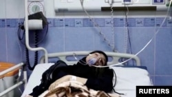 Una jovencita yace en un hospital después de reportes de envenenamientos en un lugar no especificado de Irán en esta toma de un video del 2 de marzo de 2023. La imagen fue divulgada por Reuters.