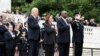 El presidente estadounidense Joe Biden, la vicepresidenta Kamala Harris, el secretario de Defensa, Lloyd Austin, y el comandante general del ejército, mayor general Trevor J. Bredenkamp, asisten a una ceremonia de colocación de ofrenda floral en la Tumba del Soldado Desconocido en honor al Día de los Caídos en el Cementerio Nacional de Arlington, en Washington.