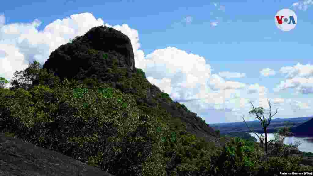 El tercer cerro es la montaña Mavecure, el único cerro que queda al otro lado del río y por el cual se practica el senderismo -acompañado por un guía indígena- para admirar la vista panorámica desde la cima.&nbsp;