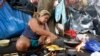 Yuleima Saldeño, una migrante venezolana, prepara arepas en una calle de Ciudad de México, donde espera para seguir su camino hacia Estados Unidos.