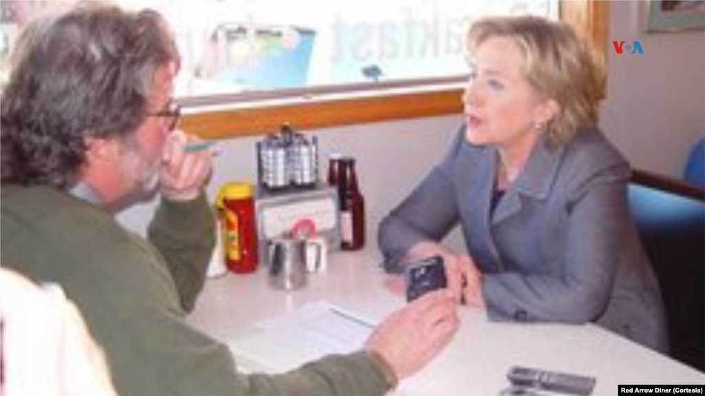 La exsecretaria de Estado de EEUU, Hillary Clinton, durante una entrevista en el Red Arrow Diner durante su campaña como candidata demócrata a la presidencia.