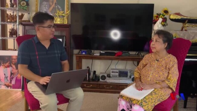 "ခွပ်ဒေါင်းနဲ့အတူတိုက်" ဒီမိုကရေစီရေး တေးသီချင်းစု
