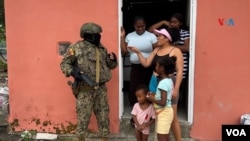 Militar habla con ecuatorianos en Guayaquil, en enero de 2024.