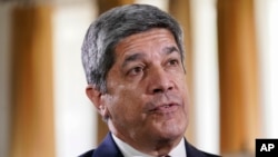El vicecanciller cubano Carlos Fernández de Cossío habla en entrevista con The Associated Press, el 22 de abril de 2022, en Washington, capital de EEUU. 