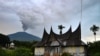 Gunung Marapi Semburkan Awan Abu Seminggu Setelah Letusan Mematikan