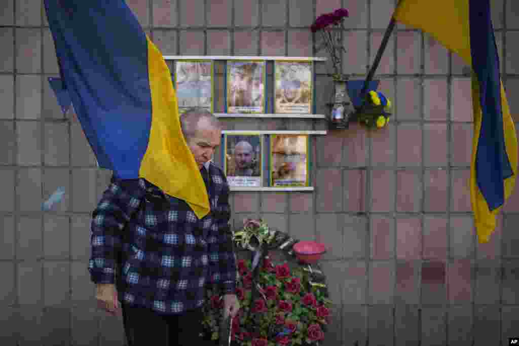 Oleksandr Turovskyi, padre de Sviatoslav Turovskyi, uno de los hombres asesinados supuestamente por las fuerzas rusas cerca del edificio en la calle Yablunska, llevó flores frescas al lugar donde fue abandonado el cuerpo de su hijo, en Bucha, Ucrania. Según el gobierno ucraniano, la matanza en Bucha fue lo que los soldados rusos llamaron en conversaciones telefónicas interceptadas &quot;zachistka&quot;, o limpieza, y se produjo cuando buscaron puerta por puerta a personas cuyos nombres estaban en listas preparadas por los servicios de inteligencia rusos, que las identificaban como amenazas potenciales. Aquellas que no pasaban esta filtración, incluidos combatientes voluntarios y civiles sospechosos de ayudar a las tropas ucranianas, fueron torturadas y ejecutadas, según muestran videos de vigilancia, interceptaciones de audio y entrevistas reveladas por el gobierno ucraniano.