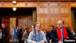 Penasihat hukum Jerman Tania von Uslar-Gleichen (kiri) menghadiri sidang putusan atas permintaan Nikaragua untuk menghentikan ekspor senjata ke Israel di International Court of Justice, Den Haag, Belanda, Selasa, 30 April 2024. (Foto: Piroschka van de Wouw/Reuters)
