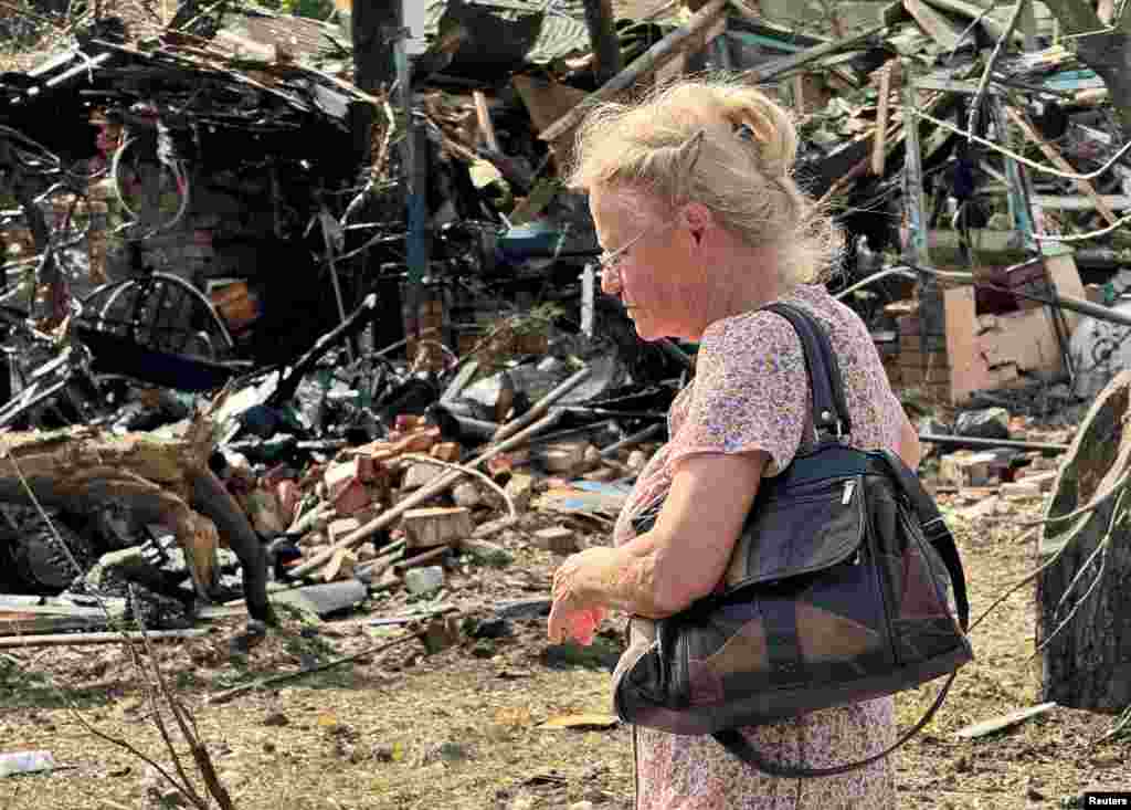 Una mujer pasa cerca de los escombros de un edificio residencial en Járkov, donde los ataques rusos mataron a un hombre de 73 años e hirieron a otras 11 personas, según publicó el gobernador regional Oleh Syniehubov en Telegram. (Foto/Reuters)