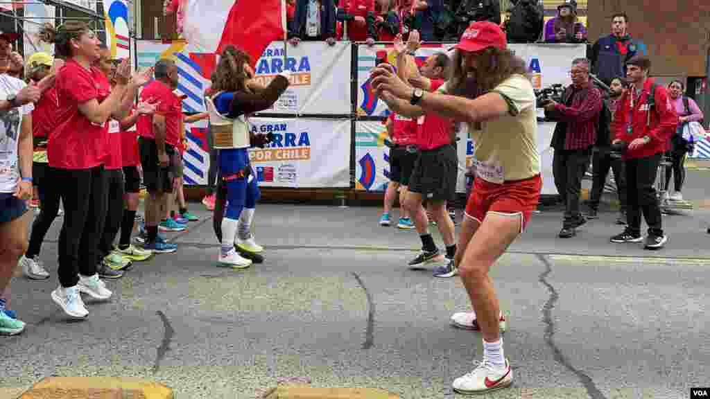&quot;No fue nada fácil. Encargué el traje en EEUU. Conseguir el valor para vestirme como el personaje me demoró ocho meses. Me lo puse recién un mes antes de la maratón&quot;, recordó en entrevista con la VOA sobre sus comienzos en la apropiación del personaje de Forrest Gump para transmitir valores.