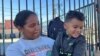 Diagnelis Martínez y su hijo de tres años, Santiago, a las afueras de un refugio en El Paso, Texas, donde duermen junto a otros migrantes el 8 de mayo de 2023. La mujer, su esposo y el menor, llegaron desde Venezuela tras ocho meses de travesía terrestre.