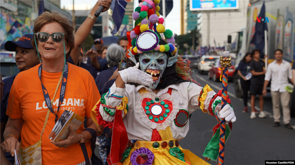 Diversos manifestantes salieron a las calles, días antes de la celebración de las elecciones presidenciales en Ciudad de Panamá. 