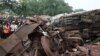 Cesa búsqueda de sobrevivientes tras descarrilamientos en la India que dejaron 280 muertos