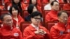 Ông Han Dong-hoon, giữa, lãnh đạo Đảng Quyền lực Nhân dân Hàn Quốc đang theo đội kết quả thăm dò ngoài phòng phiếu trong cuộc bầu cử Quốc hội hôm 10/4 năm 2024 