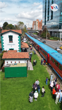 Turistas y algunos locales viajan en los vagones recuperados por la empresa Turistren. [Foto: Sergio Leon/Pixammo/Voz de América]
