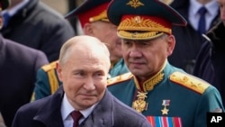 El presidente ruso, Vladimir Putin y el ministro de Defensa ruso, Sergei Shoigu, abandonan la Plaza Roja después del desfile militar del Día de la Victoria en Moscú, el jueves 9 de mayo de 2024, que marca el 79º aniversario del fin de la Segunda Guerra Mundial. 