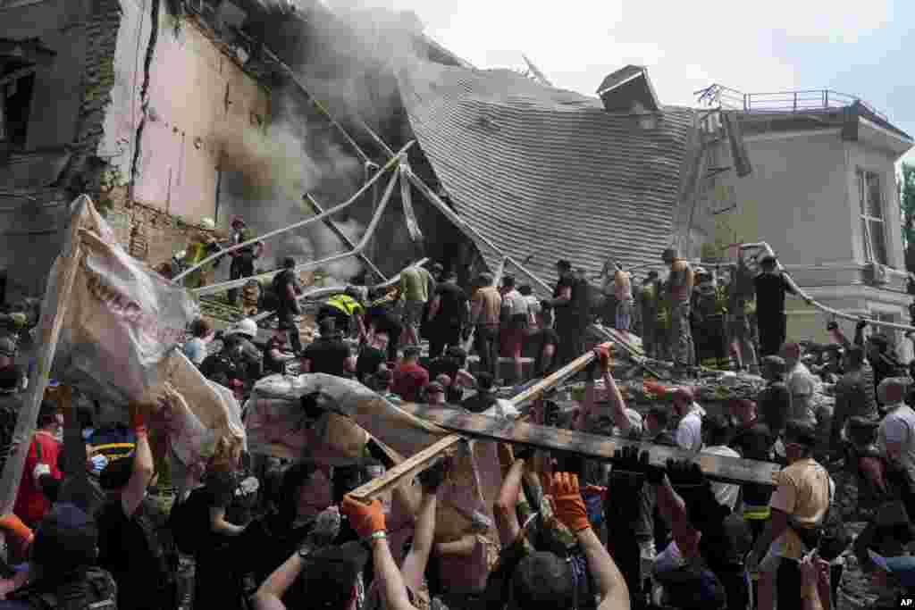 Los servicios de rescate apoyan en el levantamiento de escombros y la búsqueda de víctimas en un hospital infantil alcanzado por misiles rusos, en Kiev, Ucrania. Lunes, 8 de julio de 2024. (Foto AP/Evgeniy Maloletka)