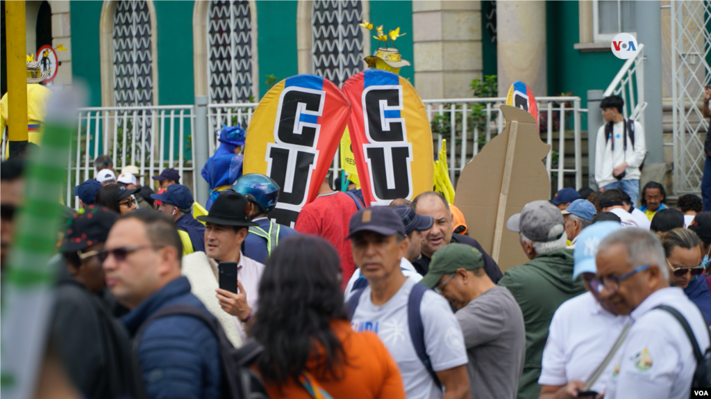 Las movilizaciones fueron convocadas por la Central Unitaria de Trabajadores de Colombia, la Confederación de Trabajadores de Colombia y la Federación Colombiana de Trabajadores de la Educación, que llegaron a la Plaza de Bolívar en Bogotá