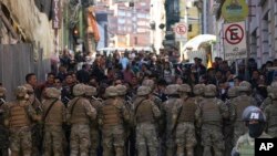 Sejumlah pasukan militer memblokade jalan masuk menuju Plaza Murillo di La Paz, Bolivia, pada 26 Juni 2024. (Foto: AP/Juan Karita)