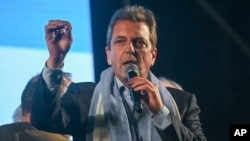 El ministro de Economía de Argentina y candidato presidencial, Sergio Massa, habla tras conocerse los resultados de las elecciones generales del domingo en Buenos Aires el 22 de octubre.
