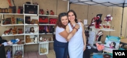 Evelyn Brooks, izq, junto a la escritora AnneMarie Ochoa, quien luce un hermoso collar de huayruro, como parte del festival gastronómico Taste of Peru, con sede en la capital de EEUU. [Foto: Mitzi Macias]