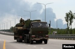 Miembros del grupo mercenario privado Wagner transportan un tanque a lo largo de la autopista M-4, que une la capital Moscú con las ciudades del sur de Rusia, cerca de Voronezh, Rusia, el 24 de junio de 2023.
