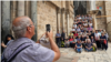 Latinos recorren Jerusalén en medio de la tensa calma, con militares en las calles y negocios cerrados