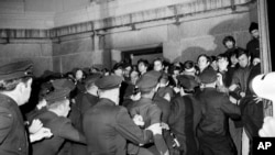 ARCHIVO - La policía de Nueva York intenta expulsar a estudiantes manifestantes involucrados en sentadas en los edificios de la universidad de Columbia, en la madrugada del 30 de abril de 1968. 
