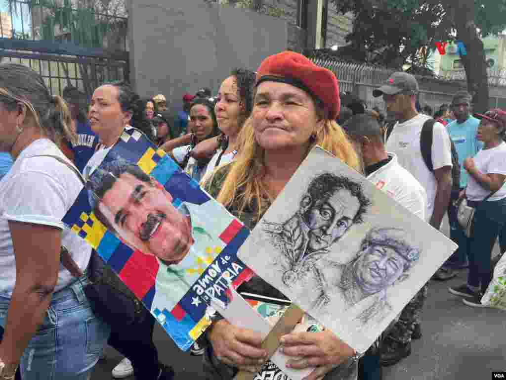 Una simpatizante del presidente Nicolás Maduro muestra pancartas en apoyo al oficialismo.&nbsp;