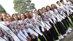 Un grupo de reinas de cada uno de los 20 distritos que tiene Bogotá, la capital de Colombia. [Foto: Federico Buelvas, VOA]