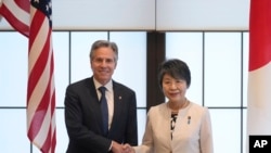 Američki državni sekretar Antony Blinken i japanska ministrica vanjskih poslova Yoko Kamikawa rukuju se prije bilateralnog sastanka u pansionu Iikura Ministarstva vanjskih poslova u Tokiju, 28. jula 2024.