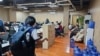 ARCHIVO - Foto proporcionada por el Grupo Contra el Cibercrimen de la Policía Nacional de Filipinas durante un operativo policial el 27 de junio de 2023. Redes criminales han obligado a miles de personas en el sudeste asiático a participar en estafas en línea.