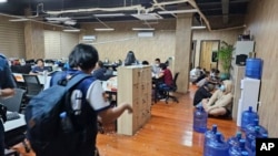 ARCHIVO - Foto proporcionada por el Grupo Contra el Cibercrimen de la Policía Nacional de Filipinas durante un operativo policial el 27 de junio de 2023. Redes criminales han obligado a miles de personas en el sudeste asiático a participar en estafas en línea.