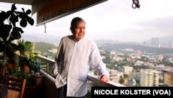 El candidato presidencia venezolano Edmundo González recibió a la VOA en su casa, en Caracas, antes de su primer mitin. Nicole KOLSTER