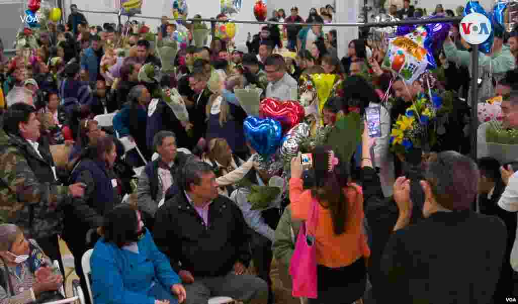 Los viajeros abrazaron a sus hijos e hijas, y a menudo conocieron por primera vez a sus nietos y bisnietos. &nbsp;