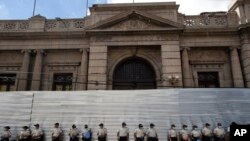 La policía hace guardia en el edificio del Congreso antes de una protesta exigiendo la renuncia del presidente Alejandro Giammattei, en la Ciudad de Guatemala, el 28 de noviembre de 2020.
