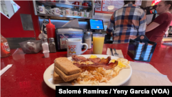 El centenario Red Arrow Diner sirve comida típica estadounidense las 24 horas. Su menú apenas ha cambiado desde su apertura en 1922 en Manchester, Nuevo Hampshire.