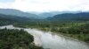 Foto de archivo: Indígenas ecuatorianos patrullan el río Aguarico para bloquear la minería amazónica
