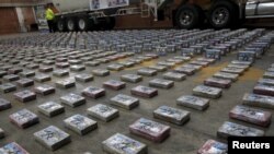Un oficial de policía antinarcóticos colombiano custodia paquetes de cocaína en la base policial de Bogotá el 22 de julio de 2015. 