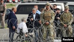 El candidato presidencial republicano y expresidente de EEUU, Donald Trump, junto al gobernador de Texas, Greg Abbott, y al presentador de Fox News Channel, Sean Hannity, en visita a la frontera con México en Eagle Pass, Texas, el 29 de febrero de 2024. 