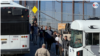 Migrantes suben a uno de los autobuses de la patrulla fronteriza de EEUU en El Paso, Texas.