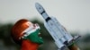 Arun Haryani, un entusiasta con el cuerpo pintado de tres colores, reacciona mientras sostiene un modelo del LVM3 M4 que se utilizó en el lanzamiento de la nave espacial Chandrayaan-3 en vísperas de su alunizaje, en Ahmedabad, la India, el 22 de agosto. 2023.