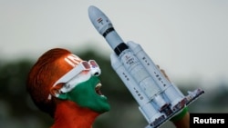 Arun Haryani, un entusiasta con el cuerpo pintado de tres colores, reacciona mientras sostiene un modelo del LVM3 M4 que se utilizó en el lanzamiento de la nave espacial Chandrayaan-3 en vísperas de su alunizaje, en Ahmedabad, la India, el 22 de agosto. 2023.