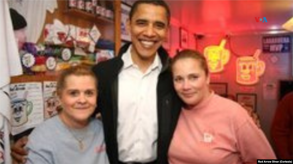 El expresidente Barack Obama durante una parada de campaña en el Red Arrow Diner.