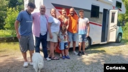 El cantante y guitarrista Lisi Prospert  y el defensor de derechos humanos y expreso político, Sergio Contreras, viajaron en la Caravana por la Libertad, junto a sus familias. [Foto: Cortesía Caravana por la Libertad].