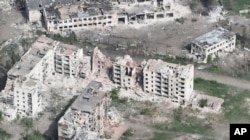 Esta foto tomada de un video de un dron proporcionado por la Policía de Patrulla de Ucrania muestra la devastación en Chasiv Yar, una ciudad del este de Ucrania que Rusia está atacando, el 29 de abril de 2024.