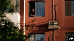 中国维权律师王全璋从他最近居住的昌平住所向外眺望（2023年6月20日）