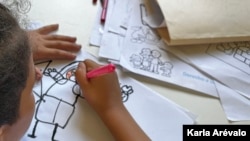 Un niño venezolano recibe atención psicológica en el Centro de Atención para Personas Migrantes y Refugiadas (CAPMIR) en Guatemala. [Fotografía Karla Arévalo/VOA]